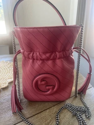 Bolso tipo cubo Gucci Blondie casi nuevo diagonal acolchado cuero mini Foto 1 de 4