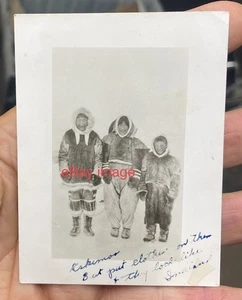 FOTO de la Casa Blanca, Territorio del Yukón ca. 1930: Tres pueblos INUIT de pie nieve - Imagen 1 de 3
