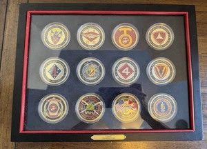 Lot 12 USMC Challenge Coins with Vitrine - United States Marine Corps - Bild 1 von 5