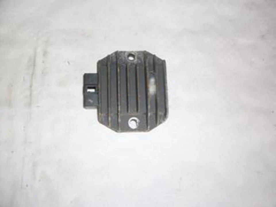 Régulateur redresseur de tension origine pour scooter Piaggio 125 LX 2000 - Photo 1/1