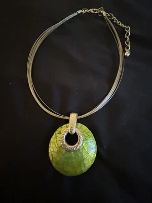 Chicos, verde peridoto, vidrio craquelado, plata martillada, colgante Foto 1 de 4