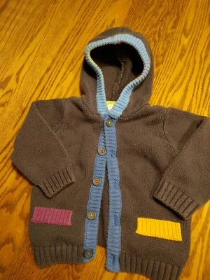 Suéter pesado gris oscuro con multicolor para niños 18 primeras impresiones ligeramente usado Foto 1 de 2