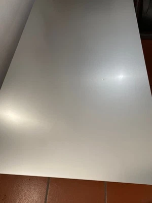 Tavolo in metallo color argento di produzione De Padova in buone condizioni   - Immagine 1 di 4