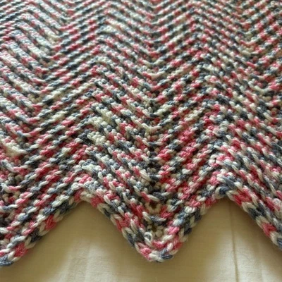 Manta tejida Chevron hecha a mano 68"x40" rosa blanco y gris en zigzag afgano Foto 1 de 4