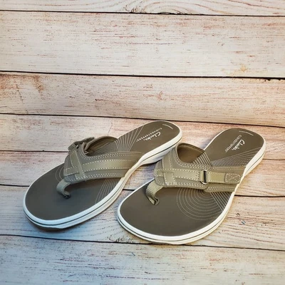 NUEVAS Sandalias Clarks Cloudsteppers Para Mujer Talla 8 Toupe Breeze Sea Chanclas Tanga Foto 1 de 4