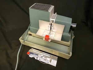 Proyector de diapositivas Argus 300 modelo vintage 1955 con carga automática incluye lente funcionando - Imagen 1 de 6