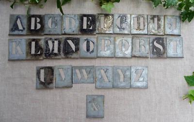 26 ANCIENNES LETTRES POCHOIR EN ZINC - ALPHABET COMPLET + & - INDUSTRIEL ATELIER - Photo 1/4