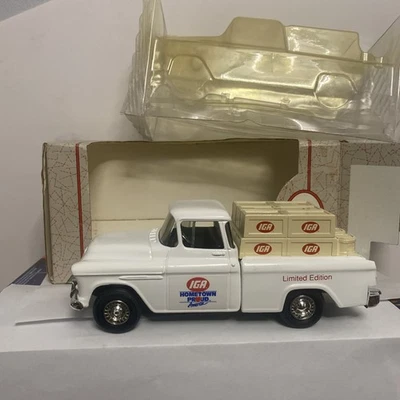 全新带盒 Ertl IGA Hometown Proud 1955 福特 F100 皮卡车银行压铸金属 1: 25 — 第 1/4 张图片