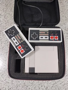 Nintendo NES Classic Edition Mini Console + 2 Controller 3rd Party e Custodia - Foto 1 di 9