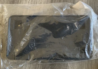 Soporte de instalación de matrícula de fascia frontal de plástico negro Chrysler 4857350AB Foto 1 de 3