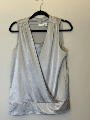 Camiseta sin mangas elástica sin mangas plateada metálica brillante para mujer Chico’s talla 2 nueva con etiquetas Foto 1 de 4