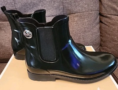 Bota de lluvia para mujer Michael Kors negra corta de goma Chelsea talla 7 M ligeramente usada Foto 1 de 4