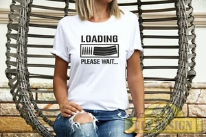 "LOADING, PLEASE WAIT..." Camiseta Clásica Damas Cuello Redondo BLANCA - Imagen 1 de 3