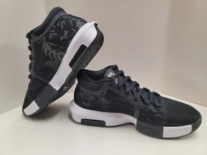 Nuevo en caja Nike Lebron Witness VIII TB para hombre negro blanco negro FB9944 002 - Imagen 1 de 6