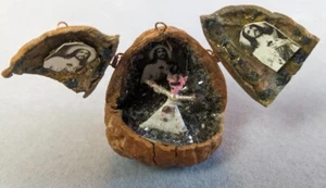 Vintage handgefertigte Miniatur Nussbaum Muschel religiöse Diorama Szene mit Flügeltüren (F4) - Bild 1 von 10