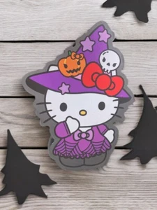 NEU Hello Kitty Sanrio Hexenhut 2024 Halloween Holz Wanddeko - Bild 1 von 4