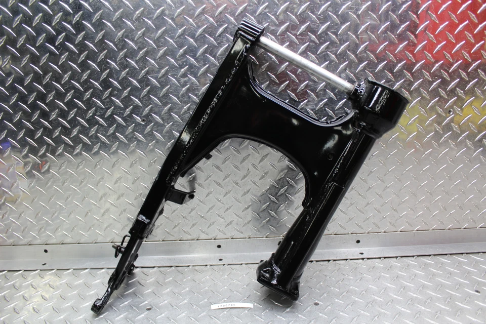 1999 KAWASAKI VULCAN 1500 VN1500J DRIFTER REAR SWINGARM W/ AXLE 33001-1561 - Image 1 of 4
