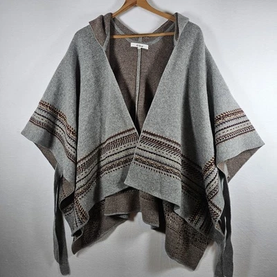 Poncho de punto con capucha reversible gris y marrón O'2nd con detalles a rayas. Foto 1 de 4