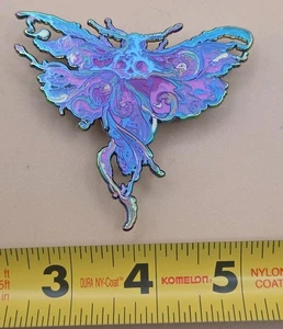 Aaram Kuhmali Memento Mori Pin Luna Moth /55 Mondregen Regenbogen eloxiert Wook - Bild 1 von 2