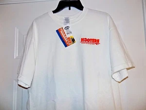 HOOTERS 30 Aniversario Playa Niña Surfista Hombre Camiseta L NUEVA CON ETIQUETAS - Imagen 1 de 7