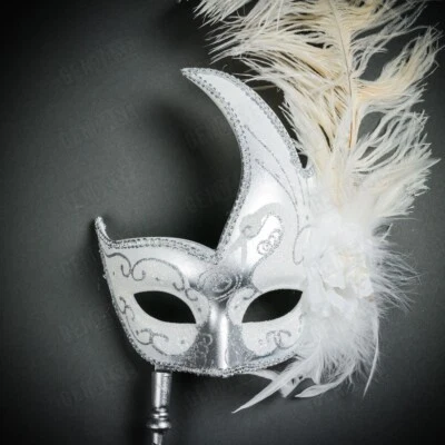 Máscara de plumas laterales de lujo veneciana para mujer con palo - blanco plateado Foto 1 de 4
