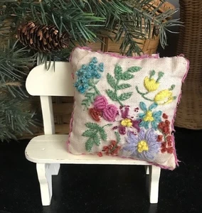 Vintage Mini Blumen bestickt Nadelkissen, Beutel, Puppenhaus Kissen Requisite - 4" Quadrat - Bild 1 von 10