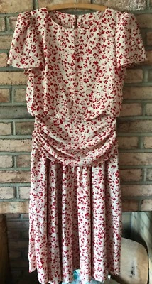 VESTIDO ARMÁRIO SOFÁ VINTAGE TAMANHO 3 BRONZEADO CLARO COM ESTAMPA VERMELHA, CINTURA FRANZIDA, ETIQUETA ILGWU - Imagem 1 de 4