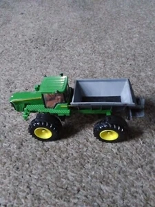 Ertl John Deere 4920 New Leader Trockenkastenstreuer - Bild 1 von 4