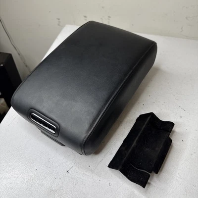 Центральная консоль Infiniti FX35 06–2008 годов выпуска черная кожаная крышка подлокотника хранение от оригинального производителя - Изображение 1 из 4