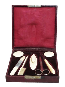 Juego de manicura vintage para damas alrededor de 1930, accesorios de hueso. Funda de cuero - Imagen 1 de 9