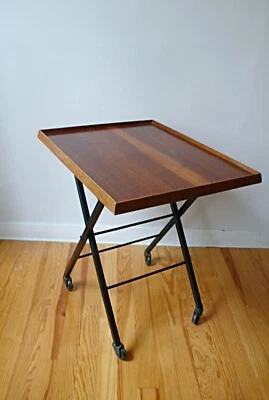 TABLE DESSERTE EN BOIS PIEDS METAL AVEC ROULETTES 1950 ATELIER VINTAGE ANNÉES 50 - Photo 1/4