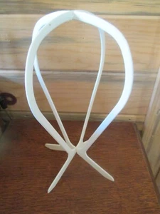 Vintage WEISS Kunststoff ZWEITEILIGER PERÜCKEN- oder HUTHÄNGER/HALTER - 70er Jahre - Bild 1 von 2