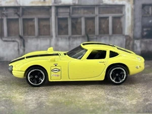 HOT WHEELS 2023 JAPANESE CLASSICS 4/5 - TOYOTA 2000 GT YELLOW - Picture 1 of 8
