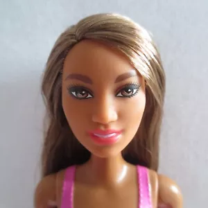 NEU Barbie Puppe mit angebrachtem rosa Regenbogen Herz Badeanzug ~ AA Akt - Bild 1 von 3