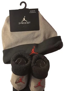 JORDAN NOUVEAUBORN CHAPEAU & BOTTE LOT DE 2 PIÈCES 0-6M GRIS AVEC GARNITURE NOIRE NEUVE NON OUVERTE - Photo 1/3