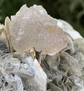 Fluorite rosa caldo 2555 carati combinata con campione di mica. - Foto 1 di 14