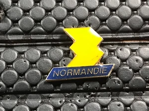 pins pin BADGE MEDIA FRANCE 3 FR3 NORMANDIE - Picture 1 of 1