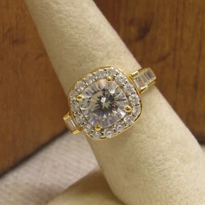 Anello in zirconi trasparenti taglio cuscino grande tono oro misura 8 - Foto 1 di 6