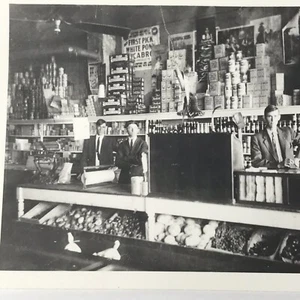 Vintage Schwarzweiß Foto Nachdruck Lebensmittelgeschäft Markt Angestellte Theke  - Bild 1 von 5