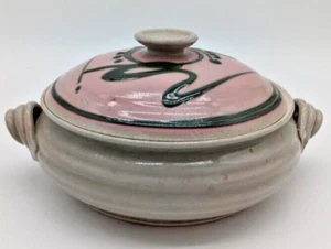 Signiert ~ Michael Atkins Pottery Studio Auflaufform mit Deckel, hellgrau/rosa - Bild 1 von 8