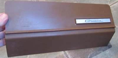 Porta caixa de luvas AMC Gremlin OEM marrom década de 1970 painel American Motors - Imagem 1 de 4