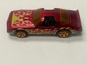 Pontiac Firebird 1977 Hot Bird transmisión automática rojo con llamas techo en T 1:64 L6 - Imagen 1 de 2