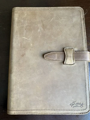 马鞍背皮革大号钱包 - 烟草 — 第 1/4 张图片