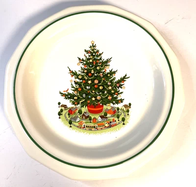 2 Pfaltzgraff Christmas Heritage Luncheon Plate 8 1/2 in Christmas Tree - Image 1 of 4
