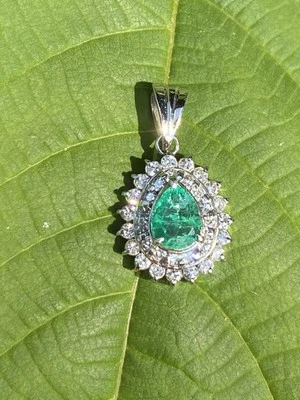 Precioso colgante de platino con diamantes de calidad y esmeralda colombiana verde superior Foto 1 de 4