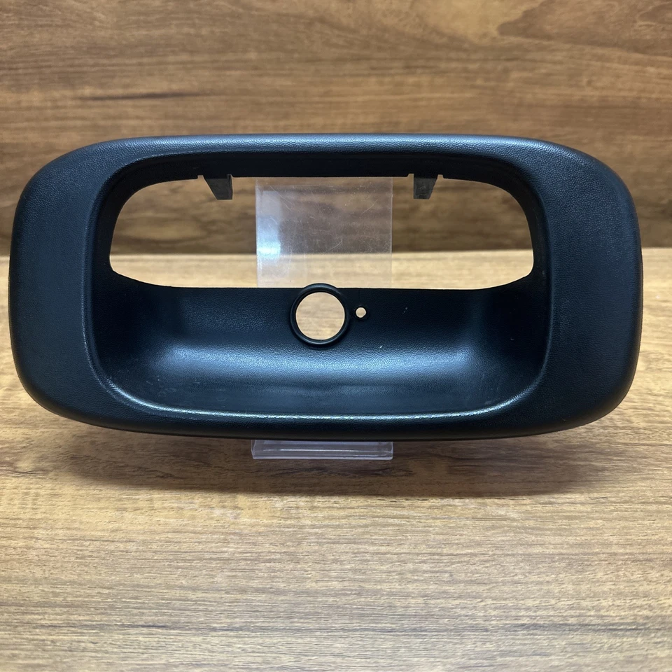 1999-2007 Chevrolet GMC 1500 2500 3500 Tailgate Handle Bezel 11331060 - Image 1 of 4