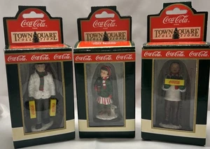 Coca-Cola Town Square Figuras Gil Grocer Delivery Man Niña Patinador Nuevo en Paquete Juego de 3 - Imagen 1 de 6