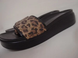 Sandalia Donald Pliner Fiji Slide Puntera Abierta Estampado Animal/Leopardo Borde Cuero Talla 8M - Imagen 1 de 13