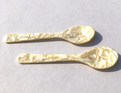 2 Stück Perlmutt Design Löffel Kaviarlöffel Eierlöffel Beige je 11,5 cm Lang Neu - Bild 1 von 2