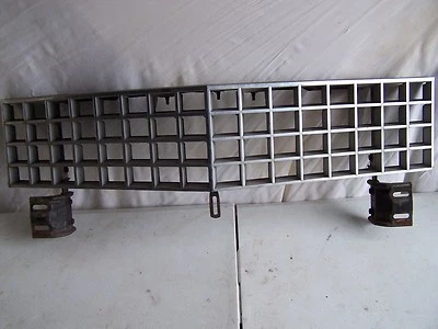 CONJUNTO REJILLA SUPERIOR DELANTERA ORIGINAL 75 76 GM CADILLAC DeVILLE CON SOPORTES BONITO Foto 1 de 3